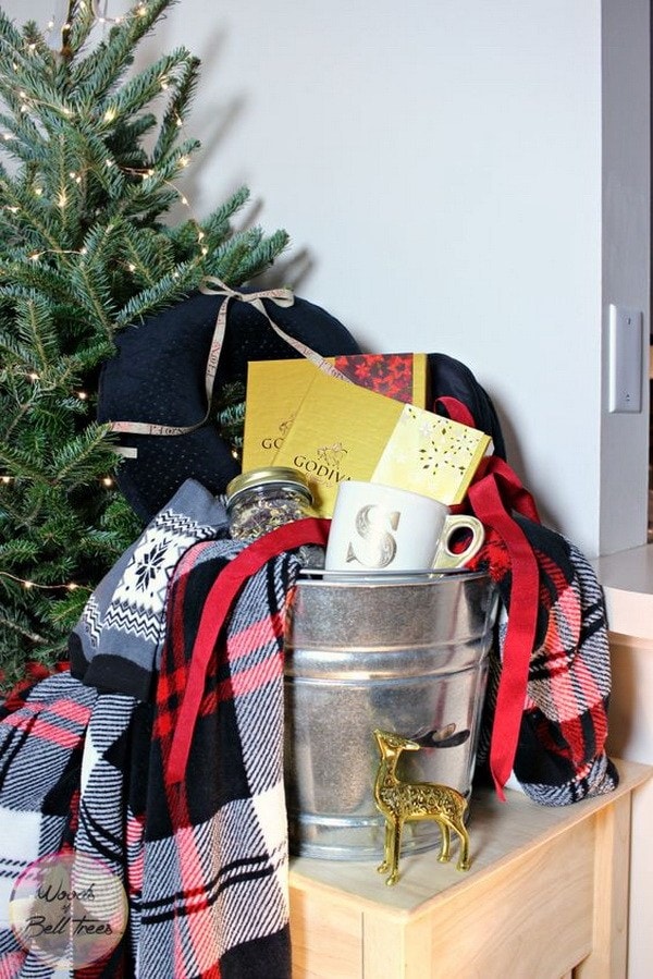 20 DIY Christmas Gift Baskets for Your Loved Ones - Craftsy Hacks