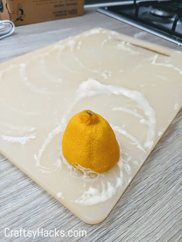 cleaning cutting board