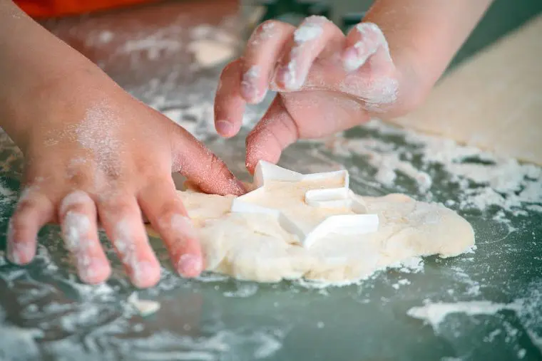 kids baking