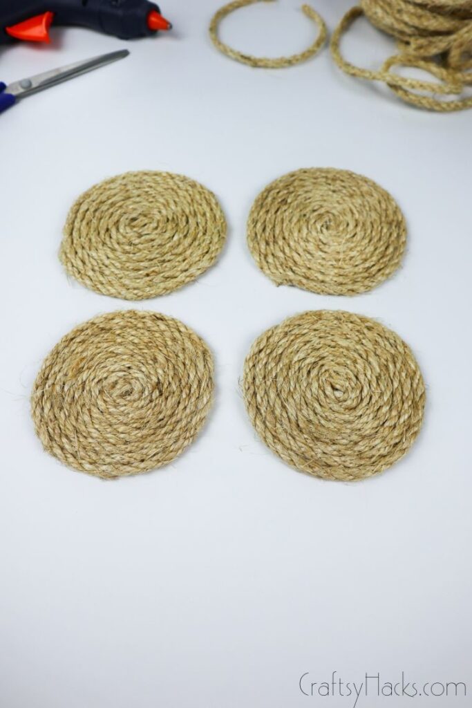Simple Beachy DIY Rope Coasters - Craftsy Hacks