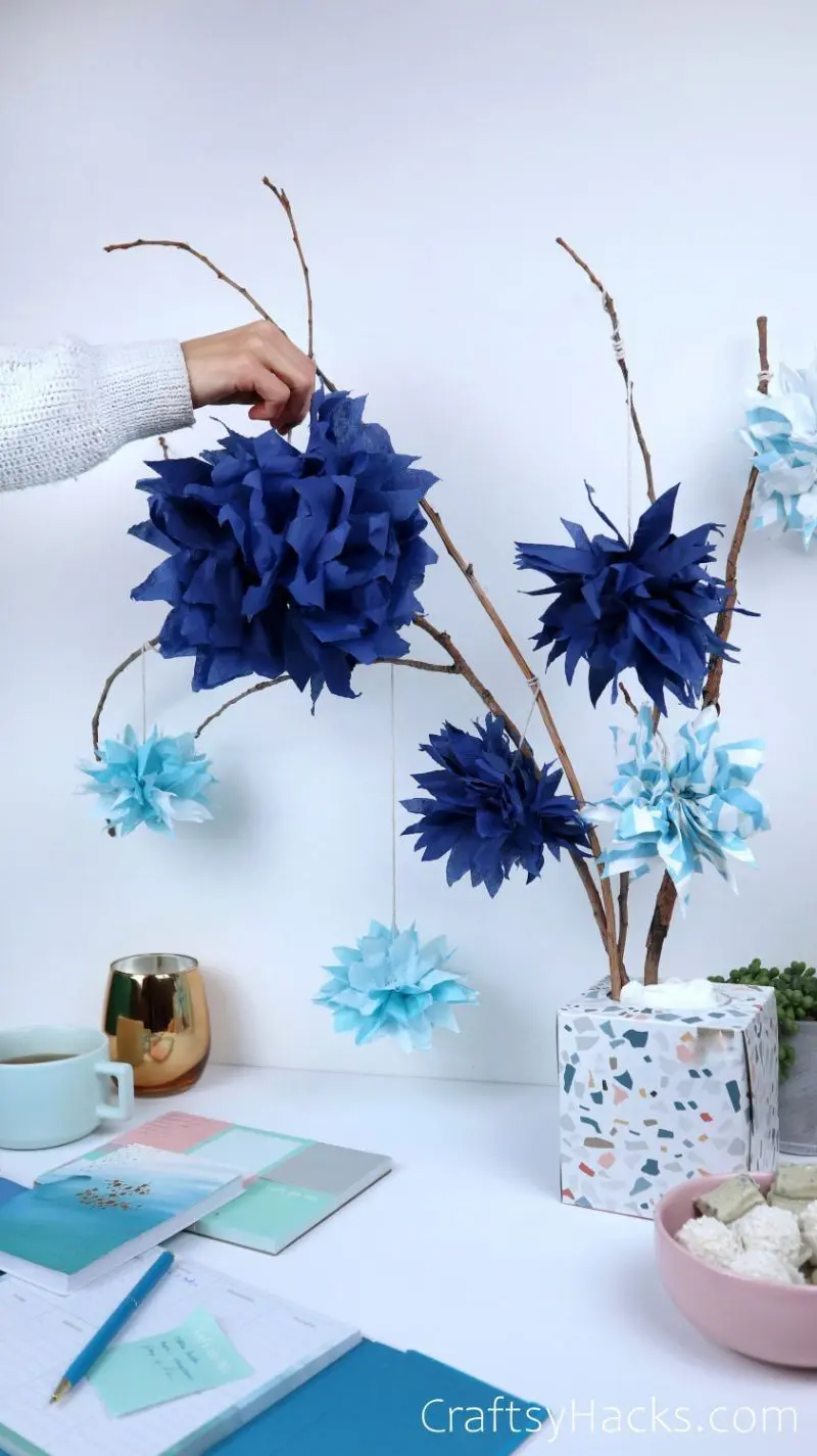 succes Personlig Pirat How to Make Tissue Paper Pom Poms (Step-by-Step) - Craftsy Hacks