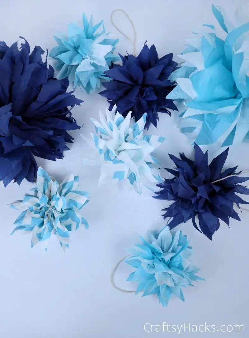 succes Personlig Pirat How to Make Tissue Paper Pom Poms (Step-by-Step) - Craftsy Hacks