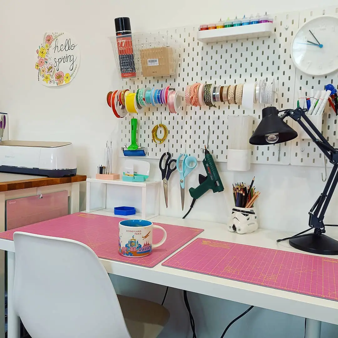 basic DIY desk with pink mats