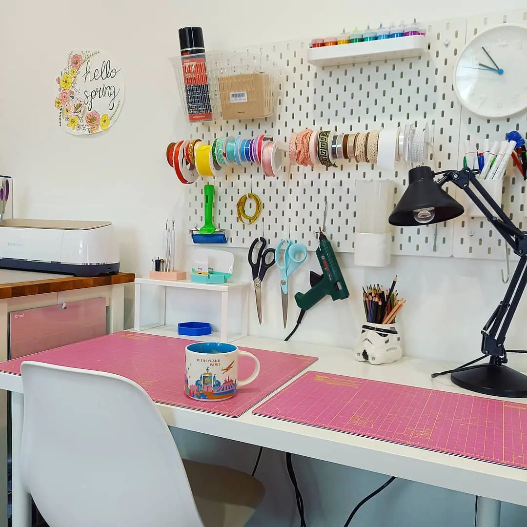 Craft Room Desk Ideas - 20 Diy Craft Tables And Desks : The tutorial includes plans for the pegboard storage, the cubby wall storage, and the shelving.