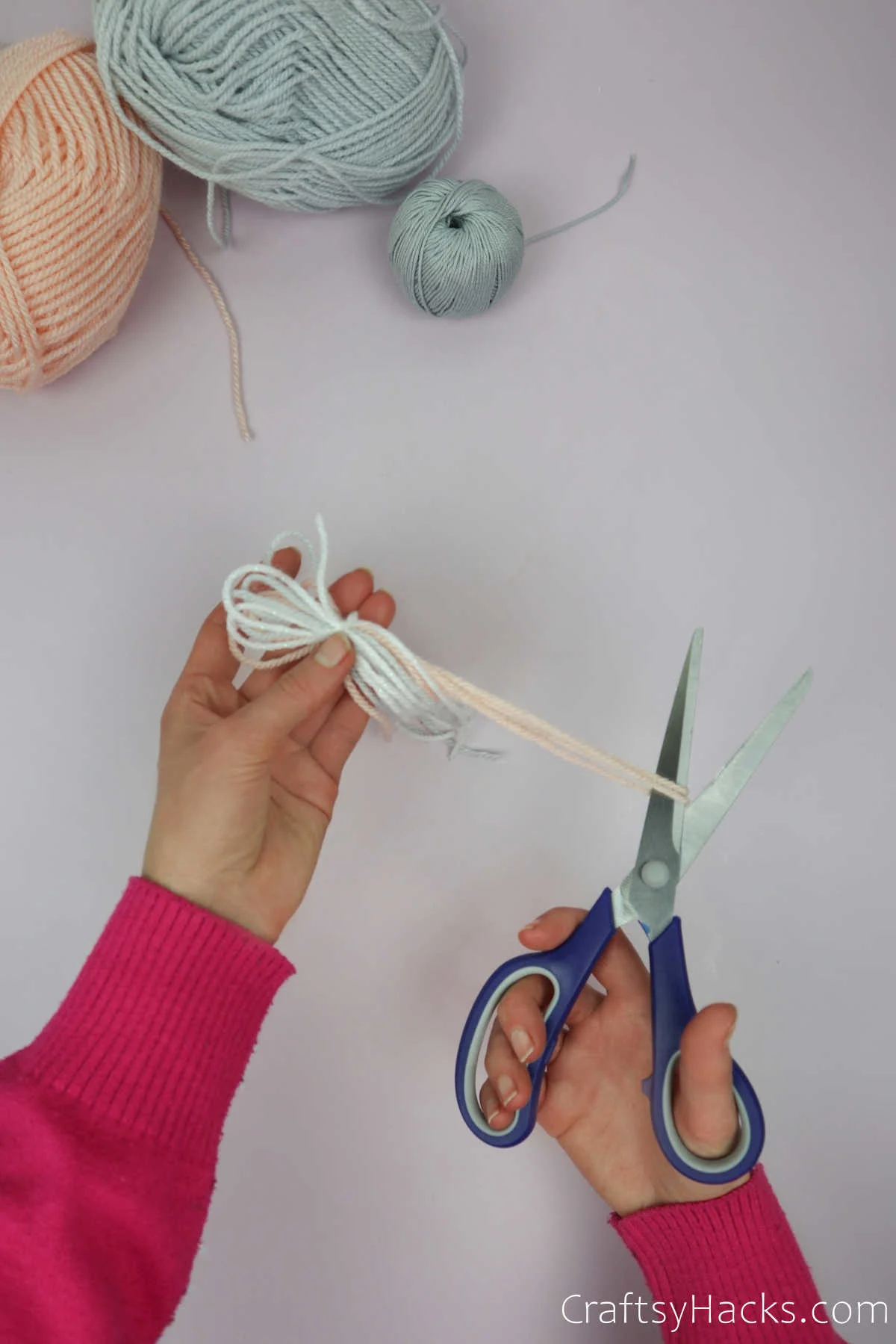 cutting end of yarn