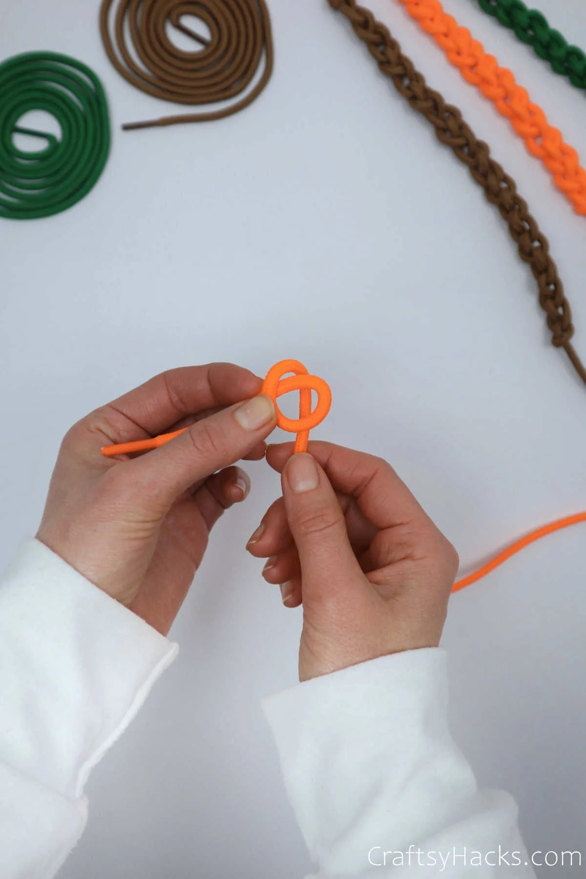 creating knot with shoelace