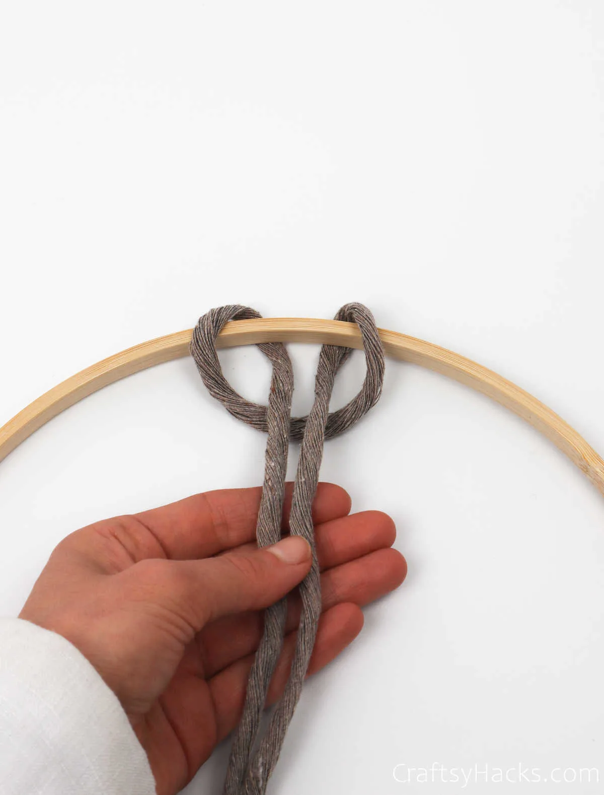 tying yarn to hoop