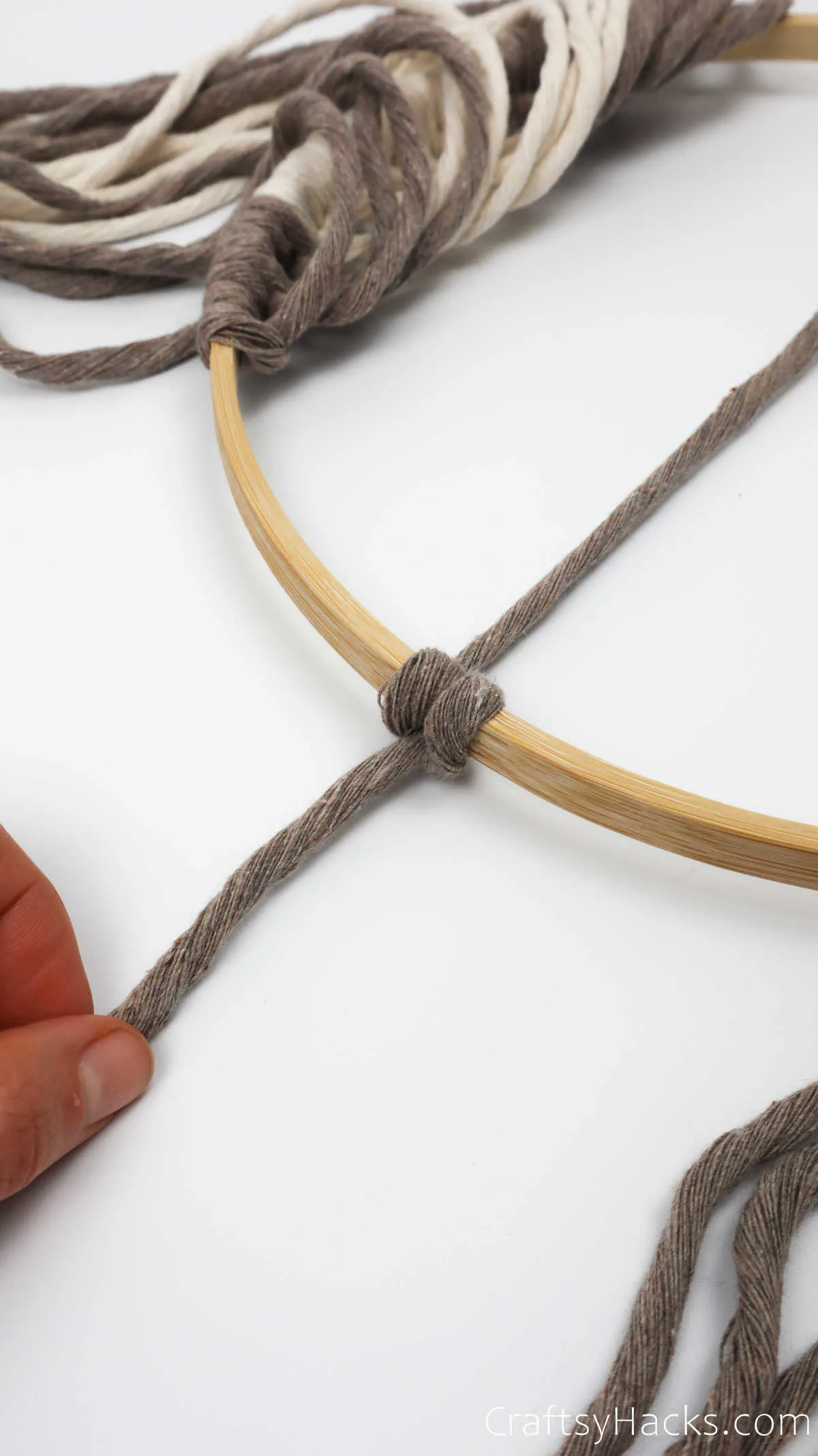 tying yarn knot