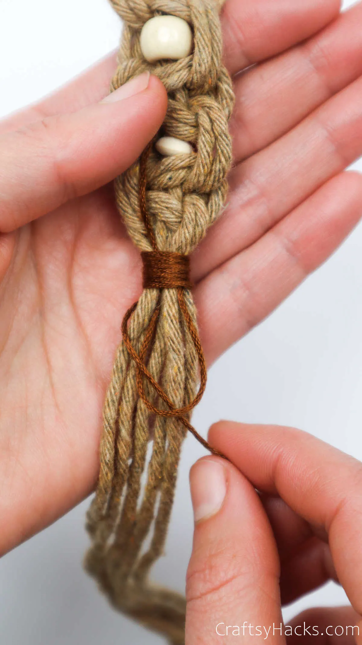 tying thread knot