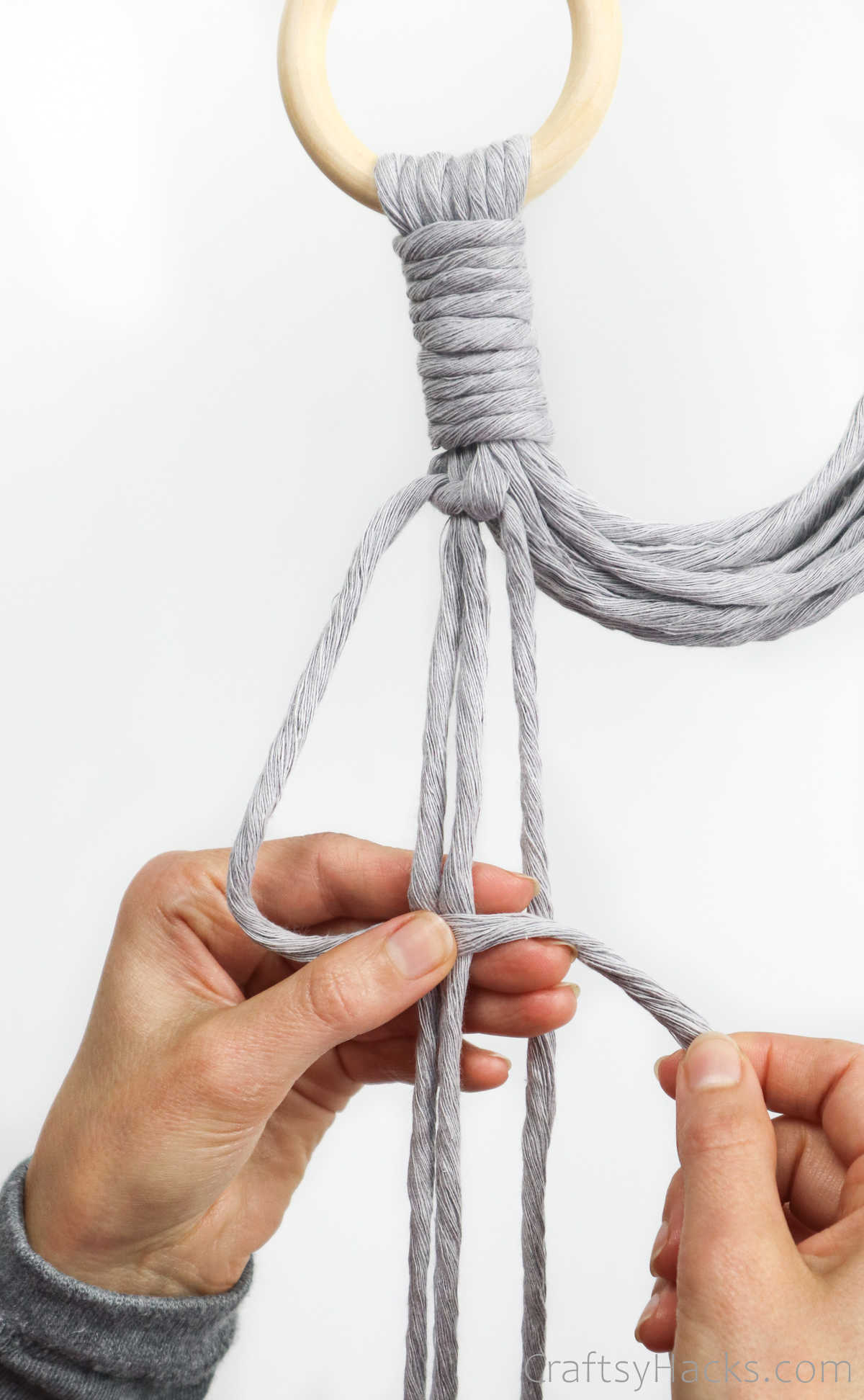 tying string knot