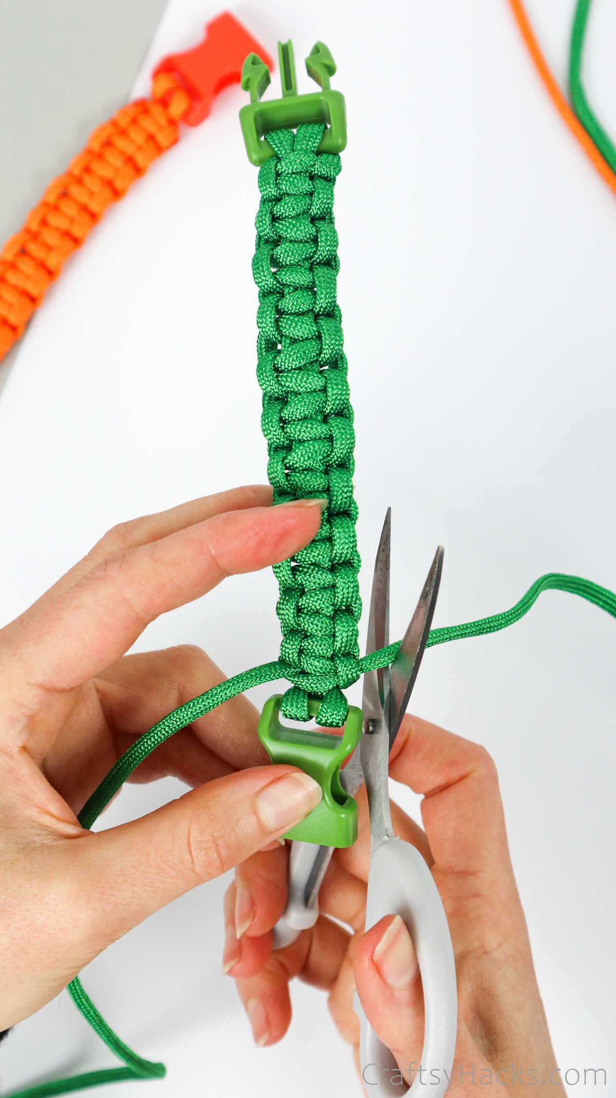 cutting extra paracord