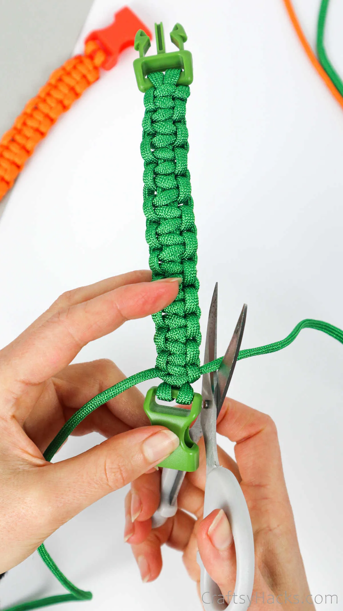 cutting extra paracord