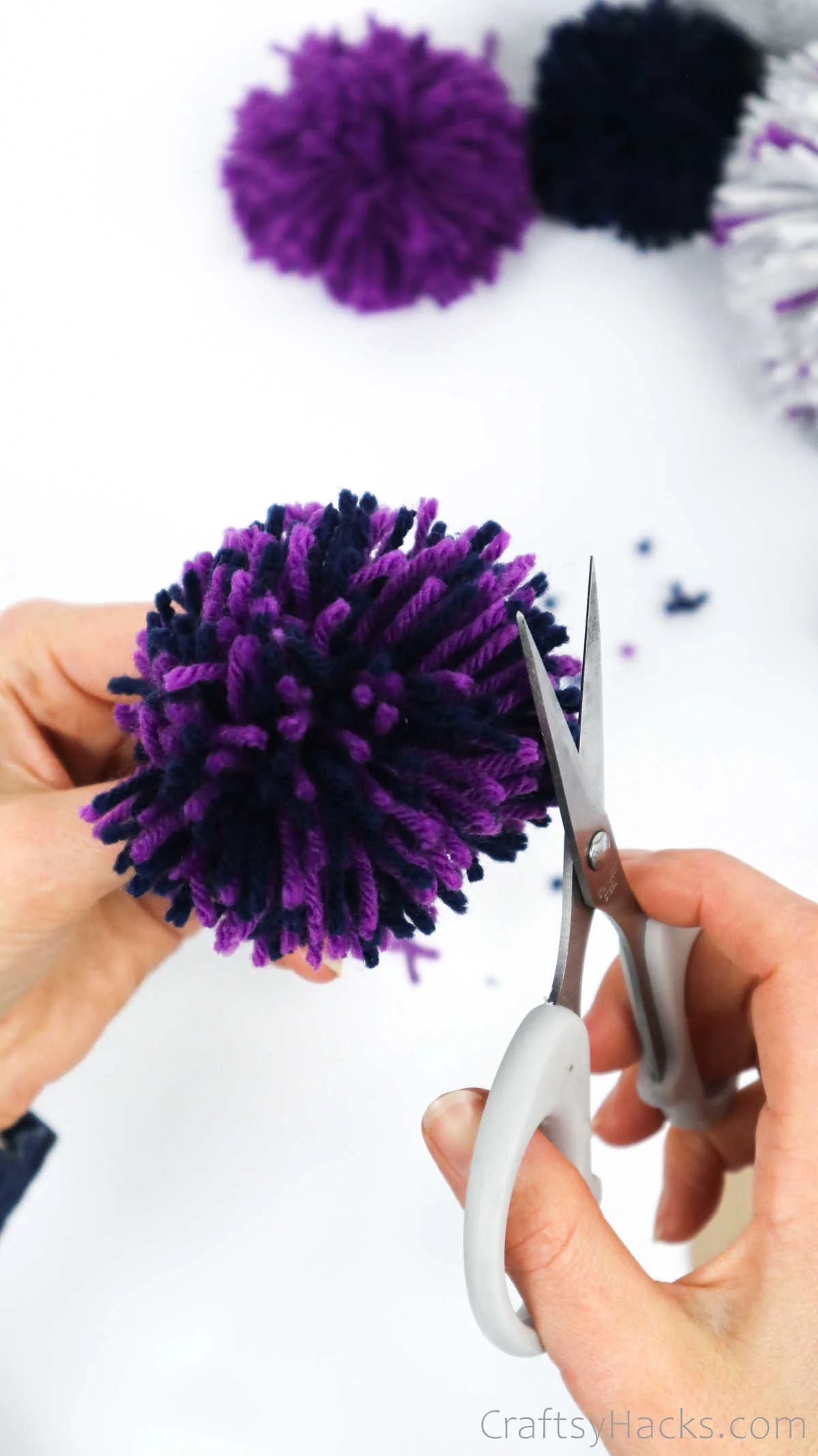 trimming pom pom