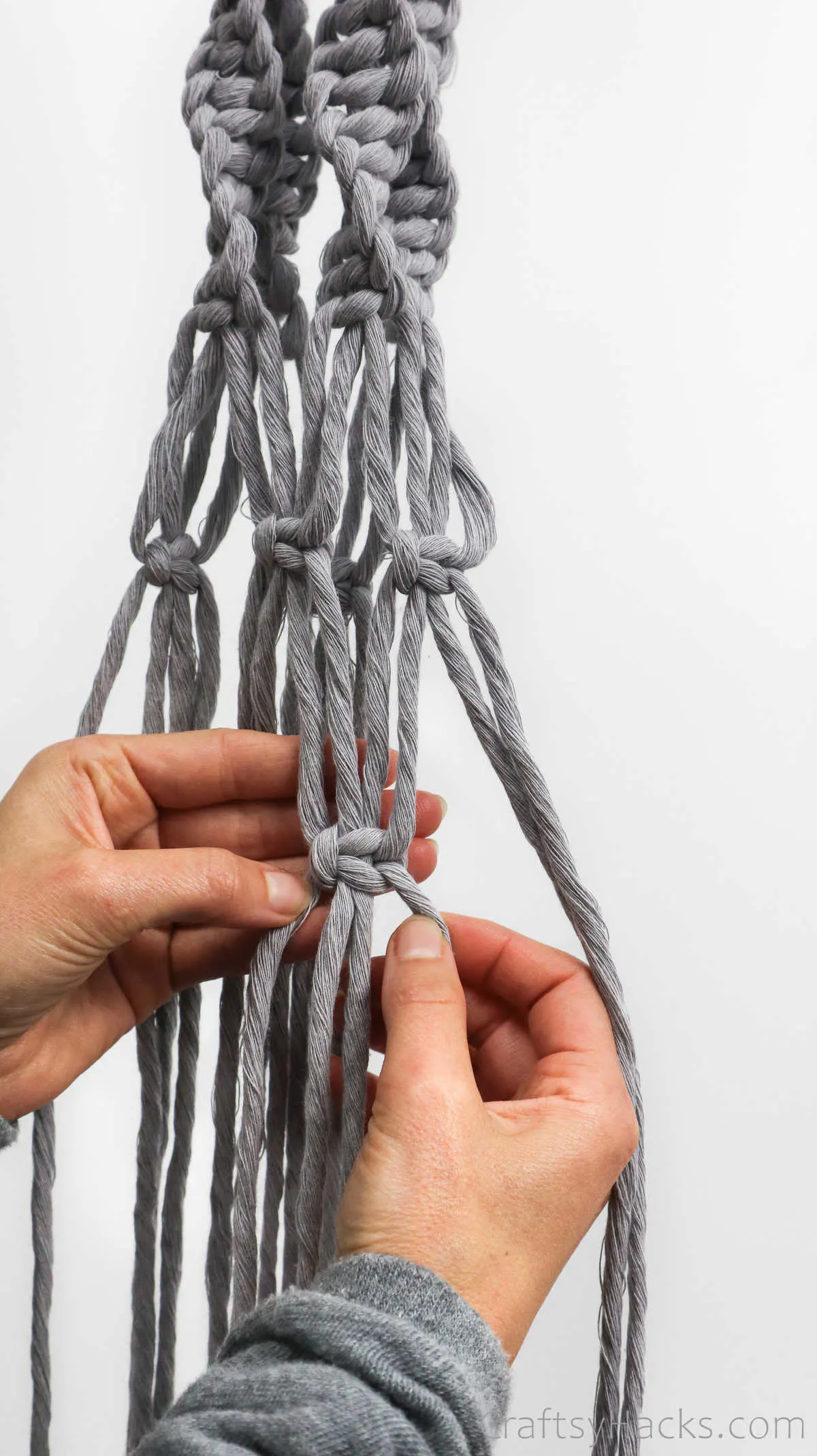 tying macrame knot