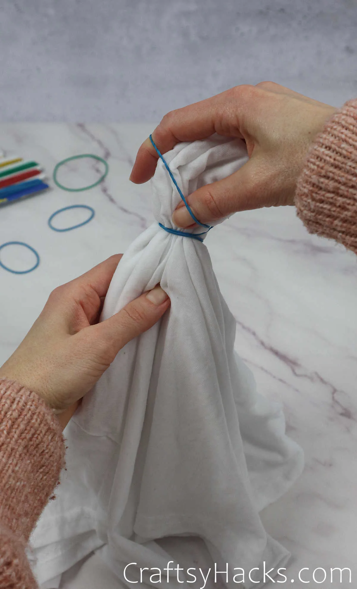 tying rubber band on shirt