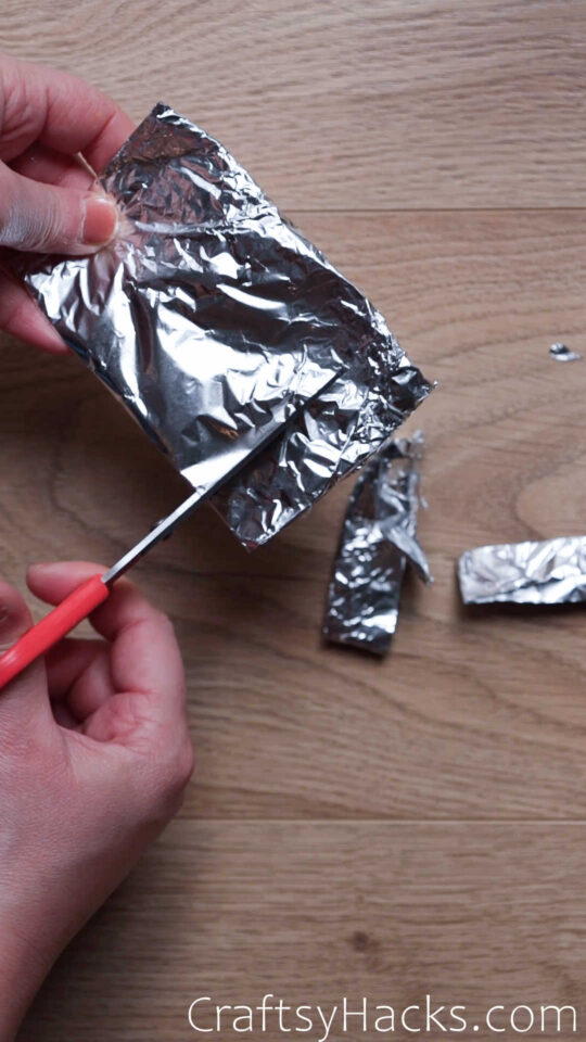 17 Handy Aluminum Foil Hacks Craftsy Hacks