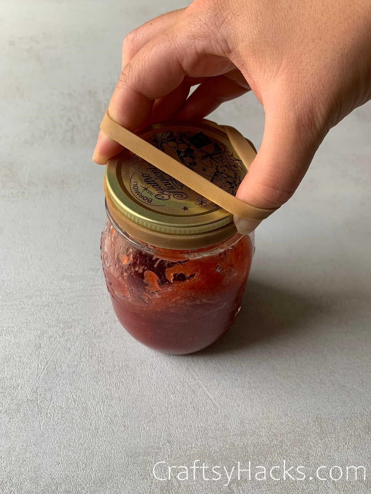 open stubborn jar with rubber band