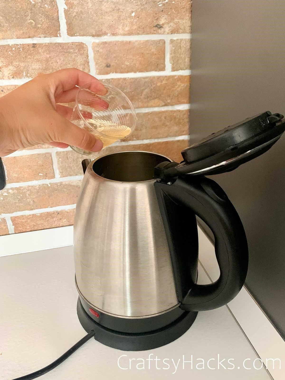 using white vinegar to descale kettle