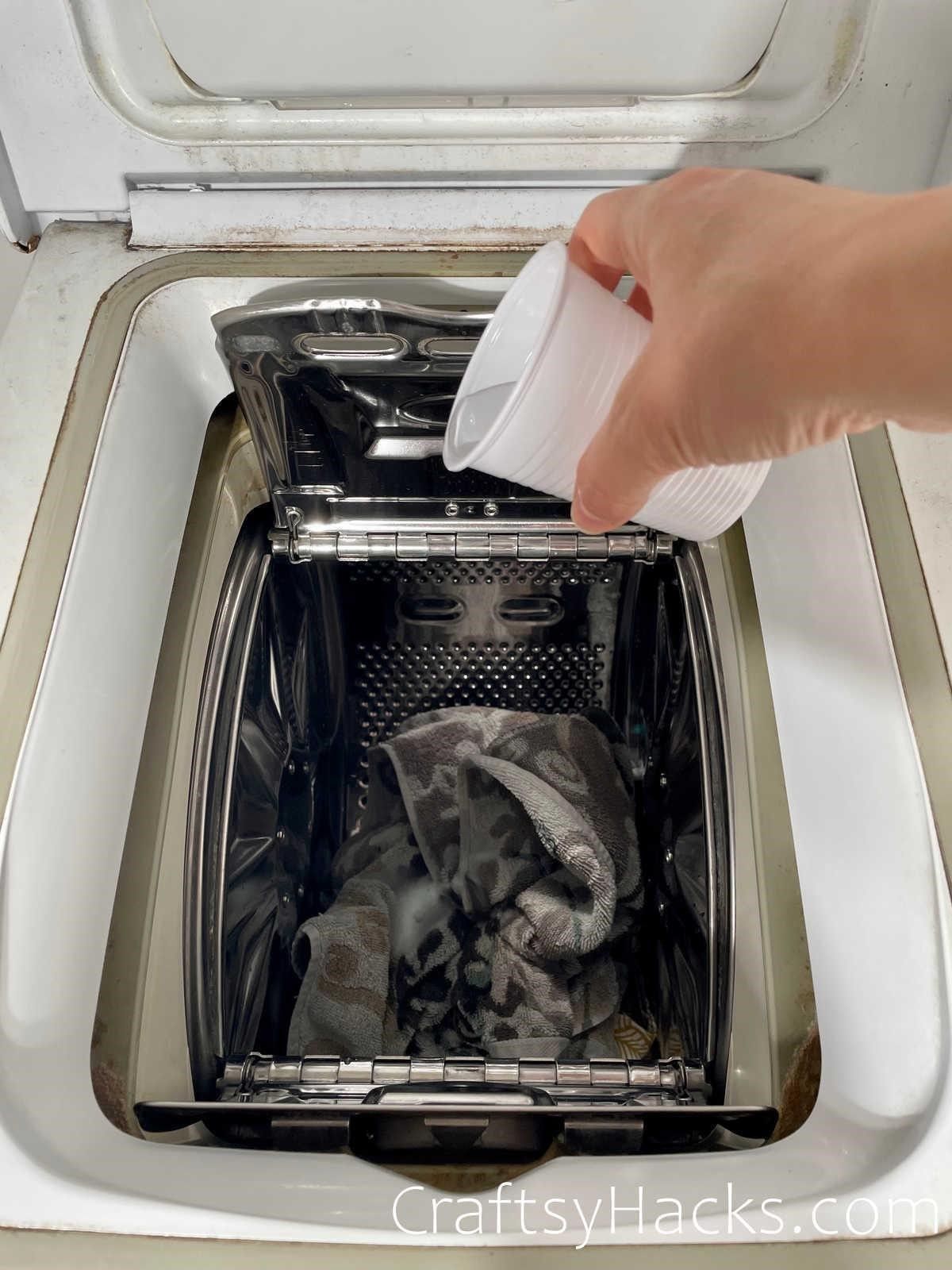 remove smell from towels