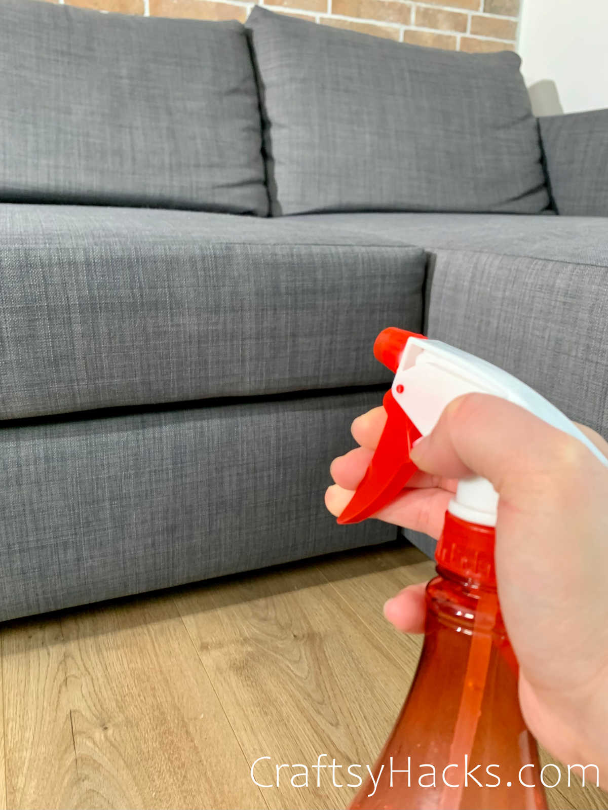 DIY vinegar solution to eliminate odors from upholstery 