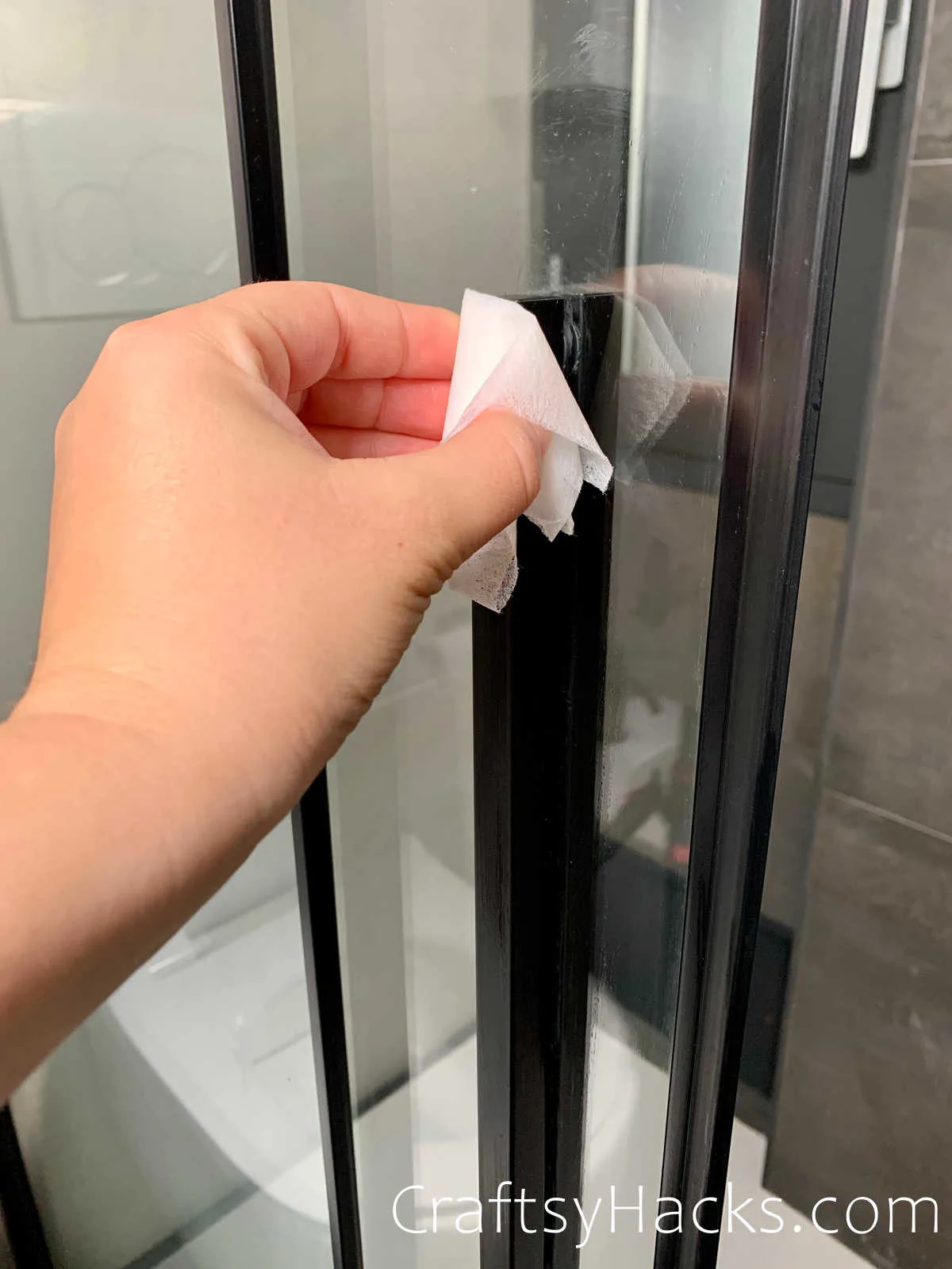 Dryer sheets 🧺 A great hack for when you're travelling and want to ke