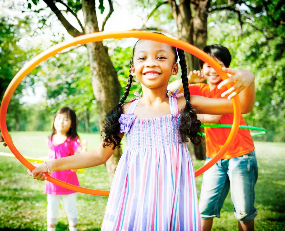 kids playing hula hoop