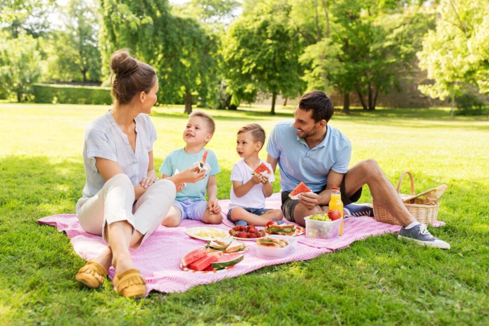 31 Fun Backyard Activities for Families - Craftsy Hacks