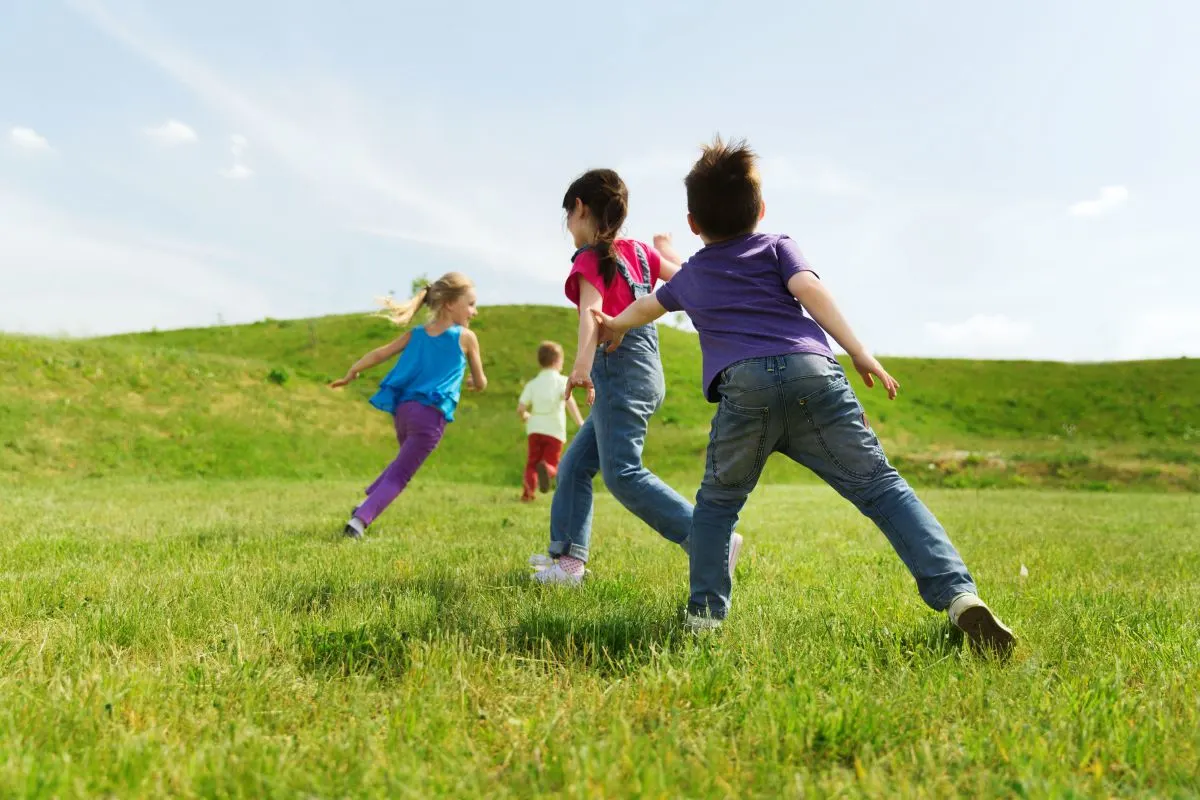 kids playing freeze tag 