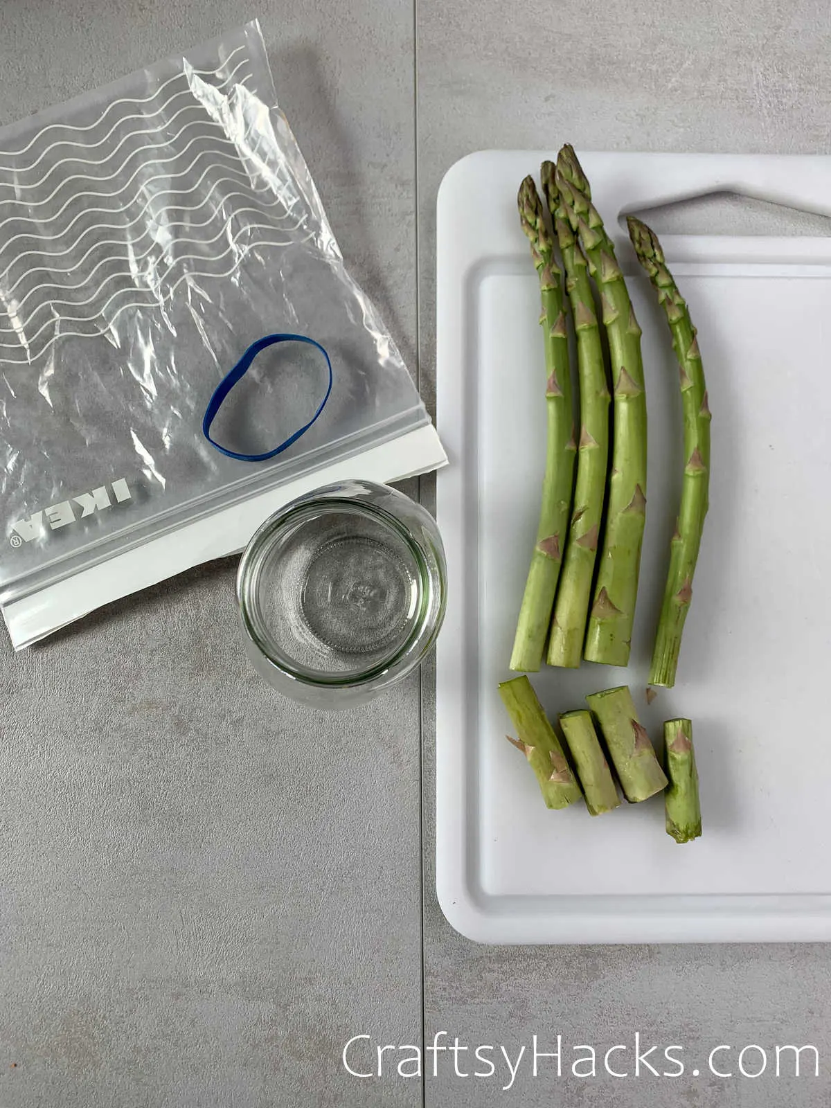 store asparagus in jar of water