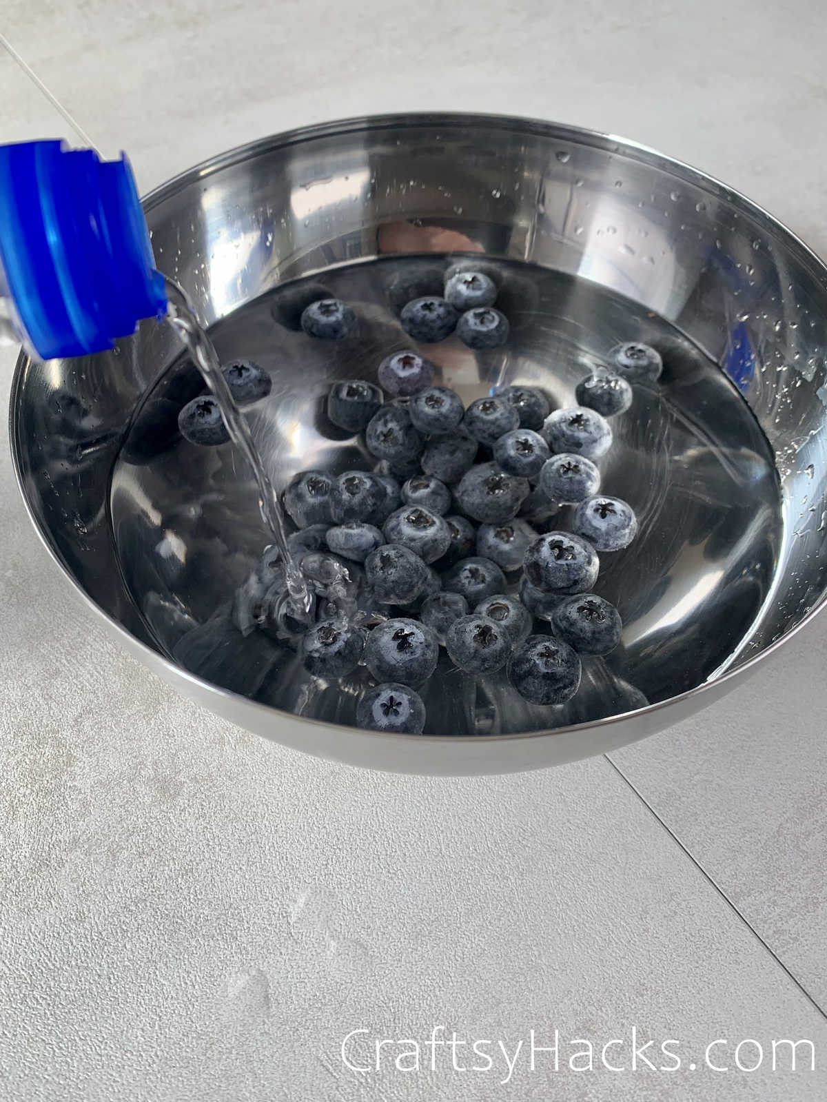 wash blueberries with water and vinegar