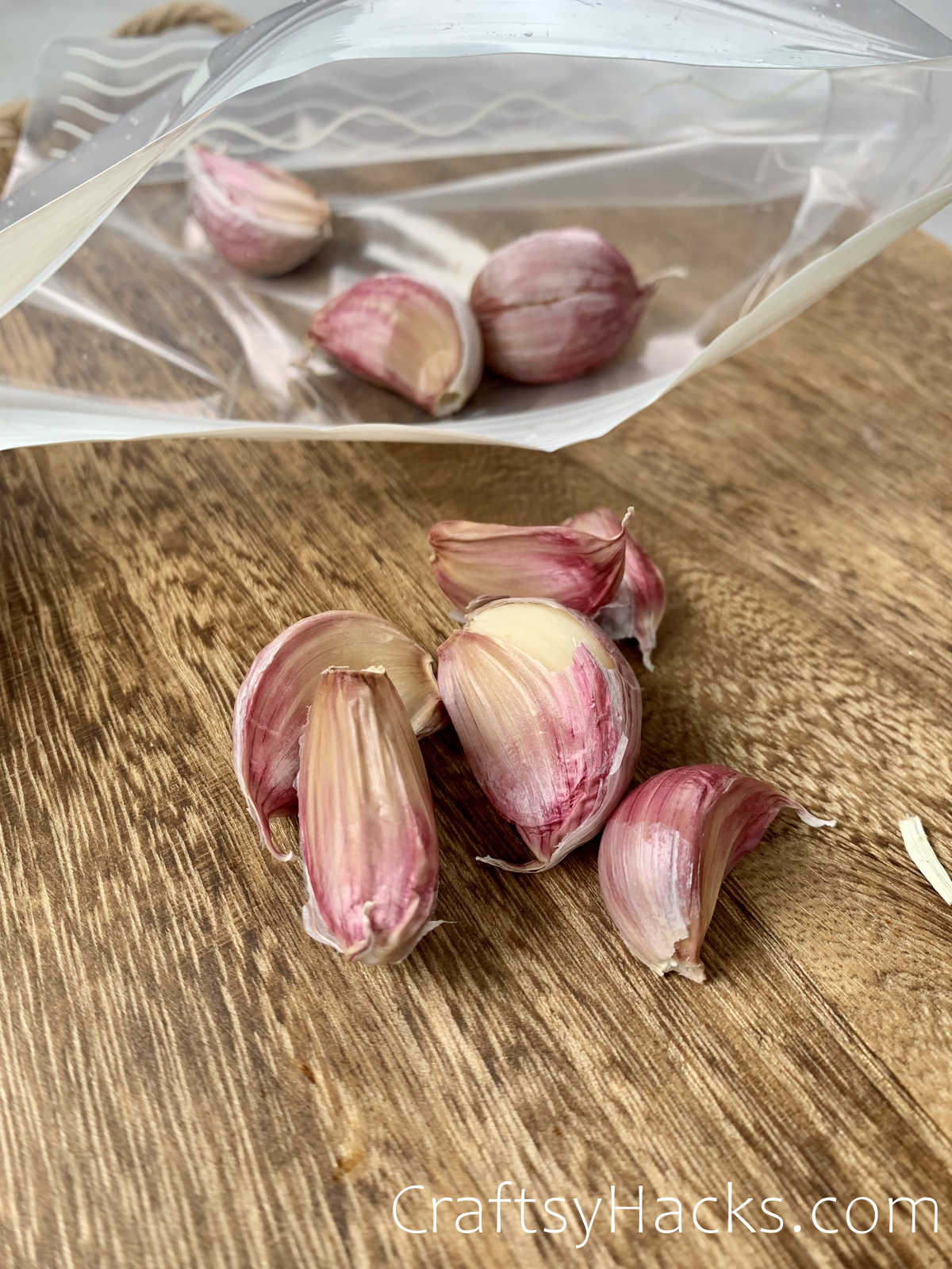 keep garlic cloves in freezer