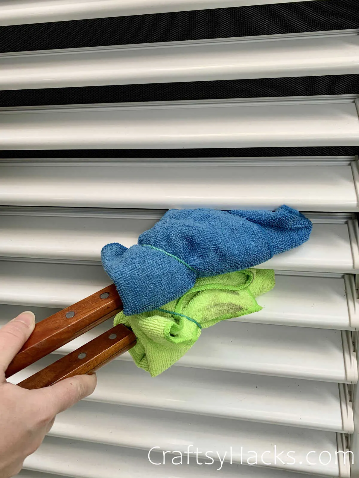 clean window blinds