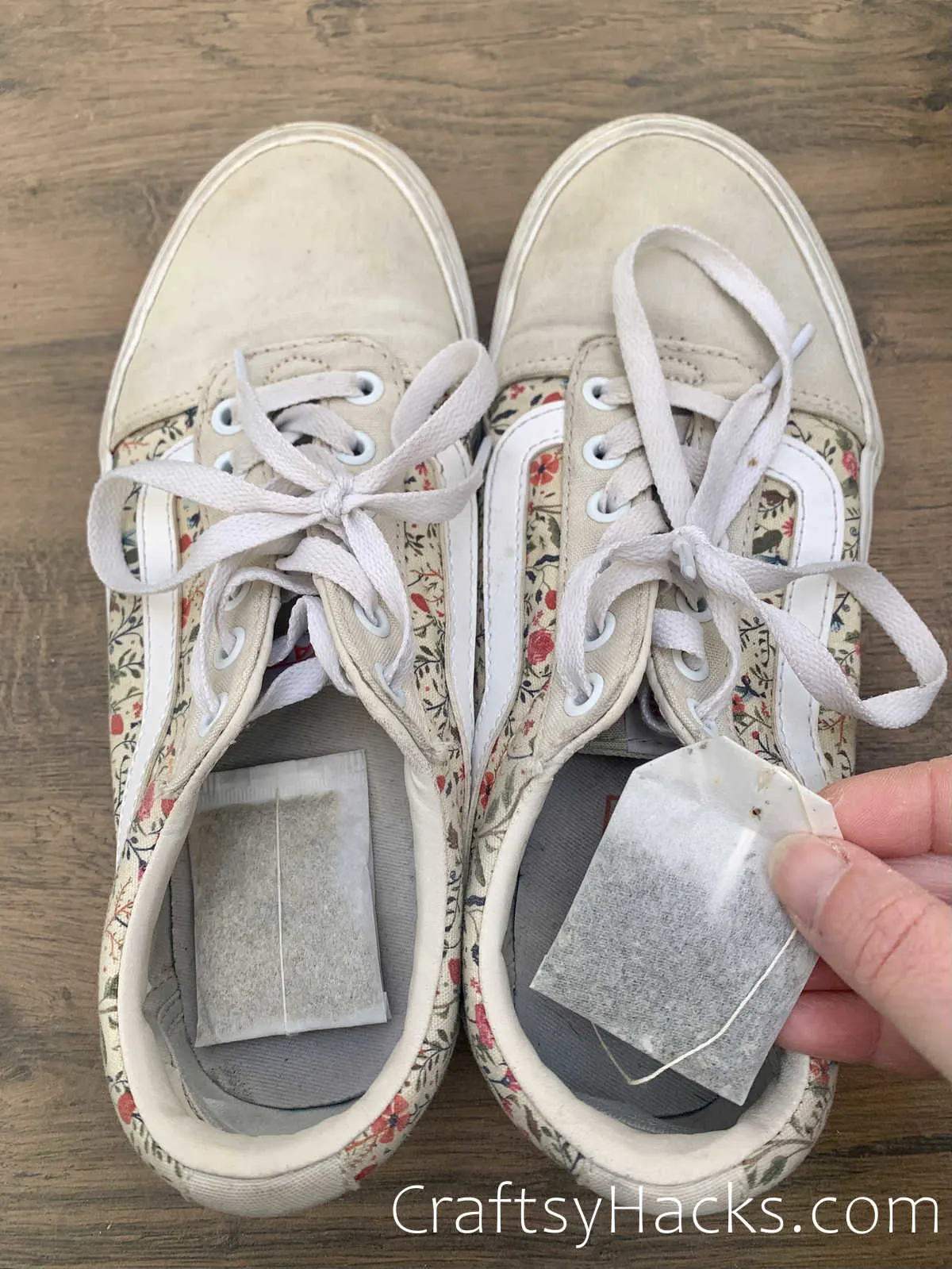 remove shoe odor with tea bags