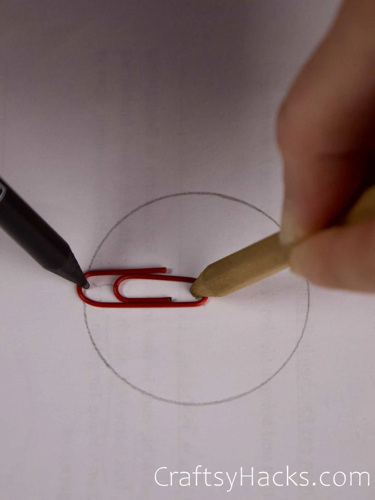 use a paper clip to draw a circle