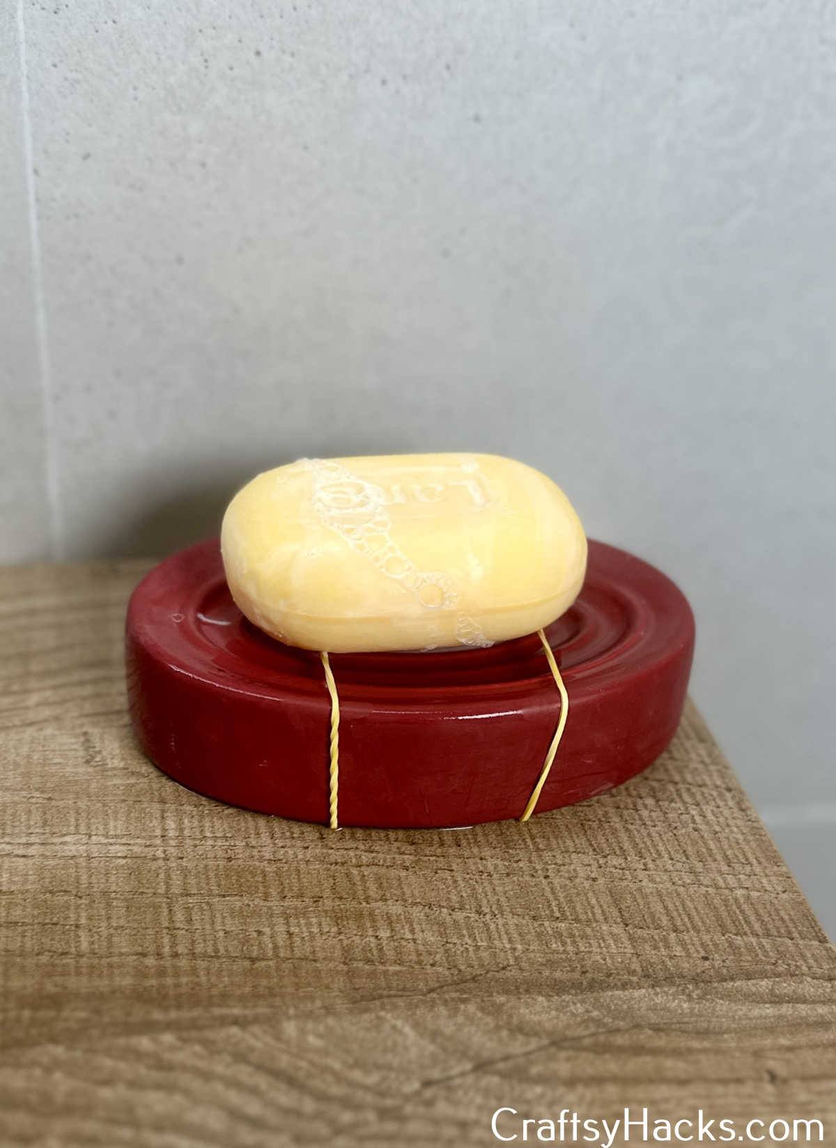 keep bar of soap clean with rubberbands