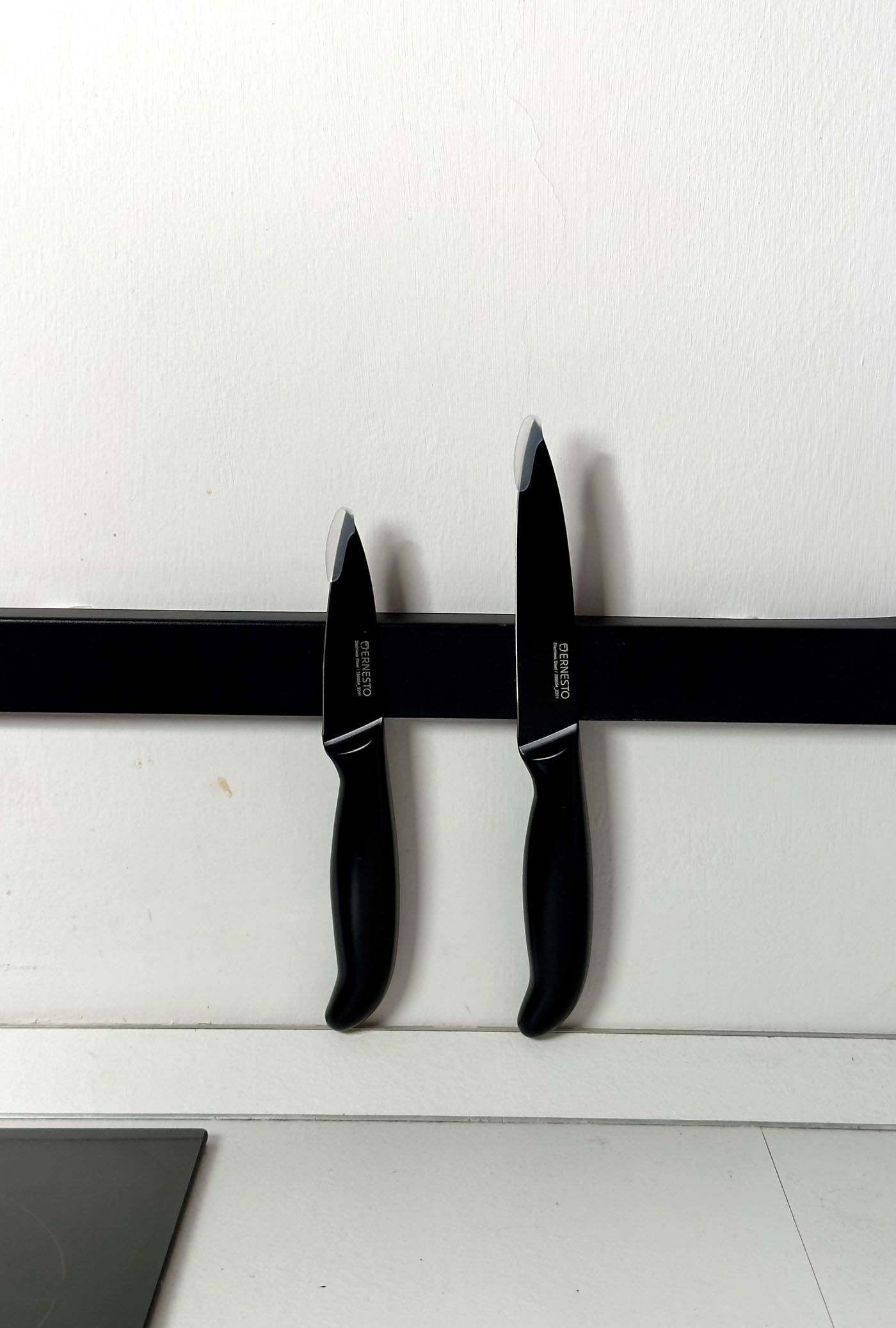 Use A Magnetic Strip For Your Knives