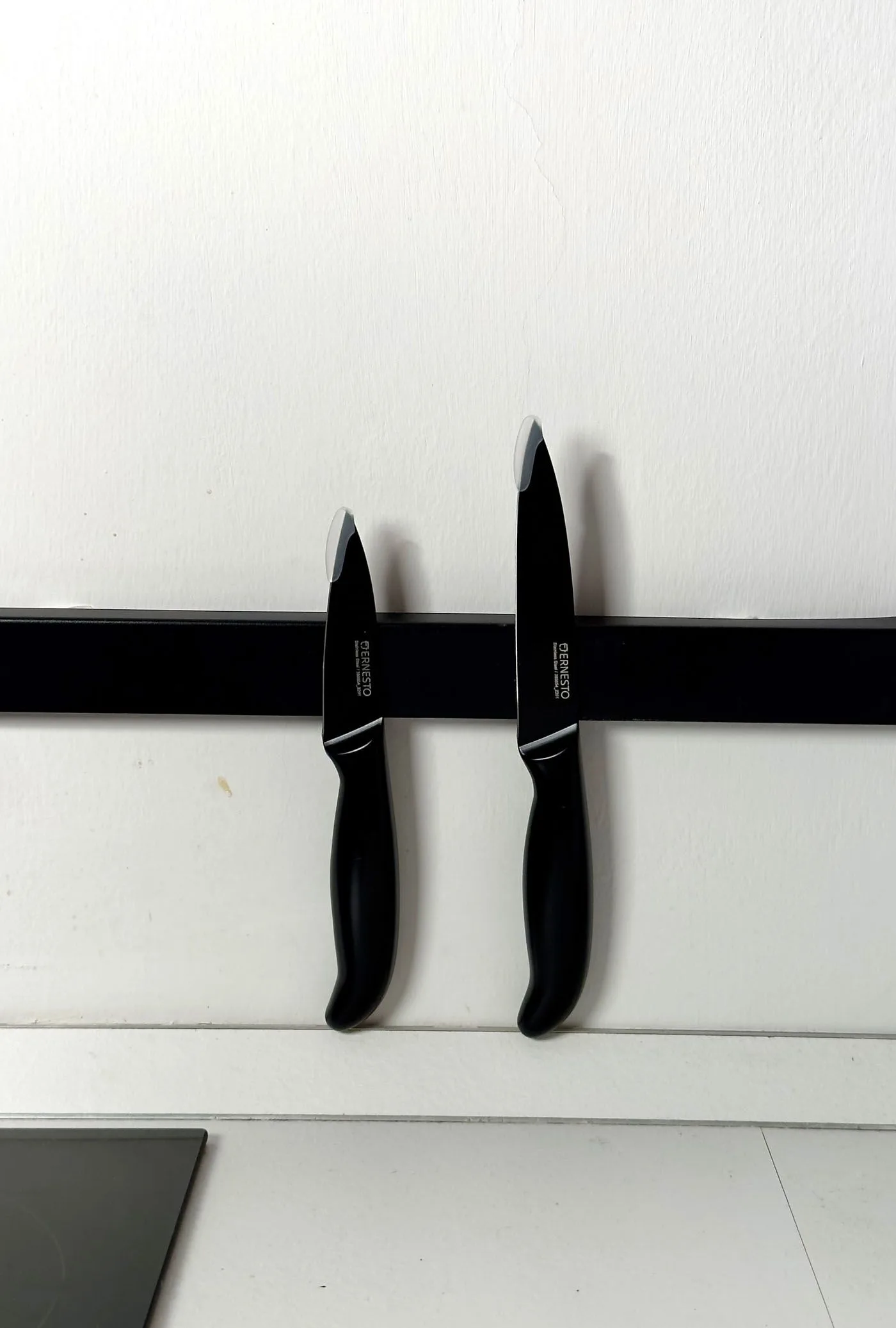 Use A Magnetic Strip For Your Knives
