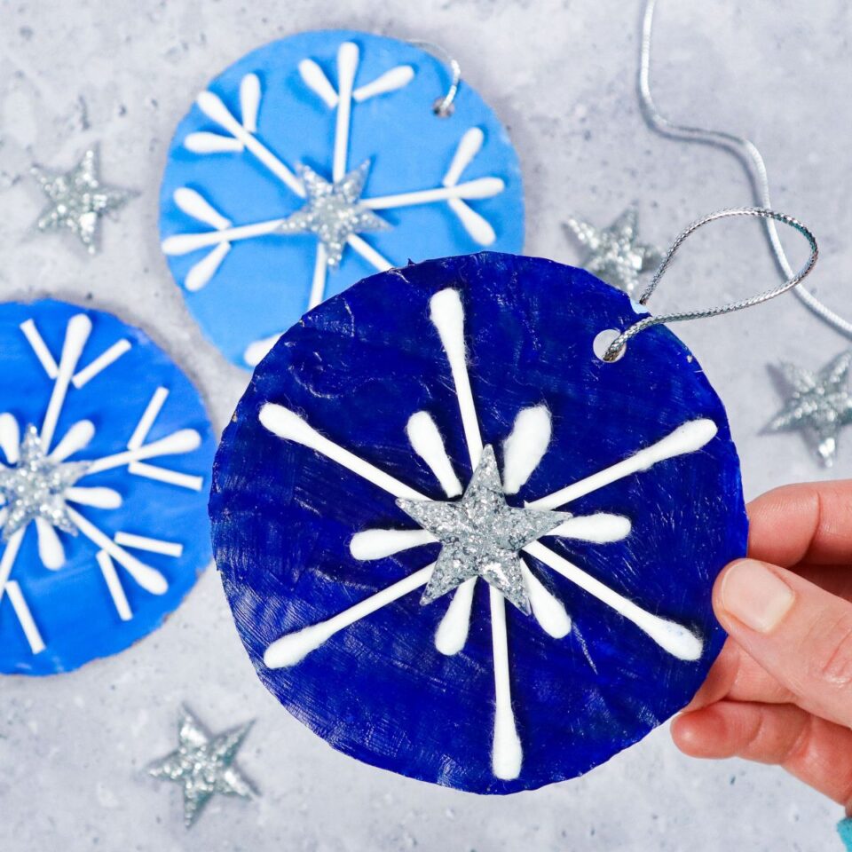 Q-Tip Snowflakes - Craftsy Hacks