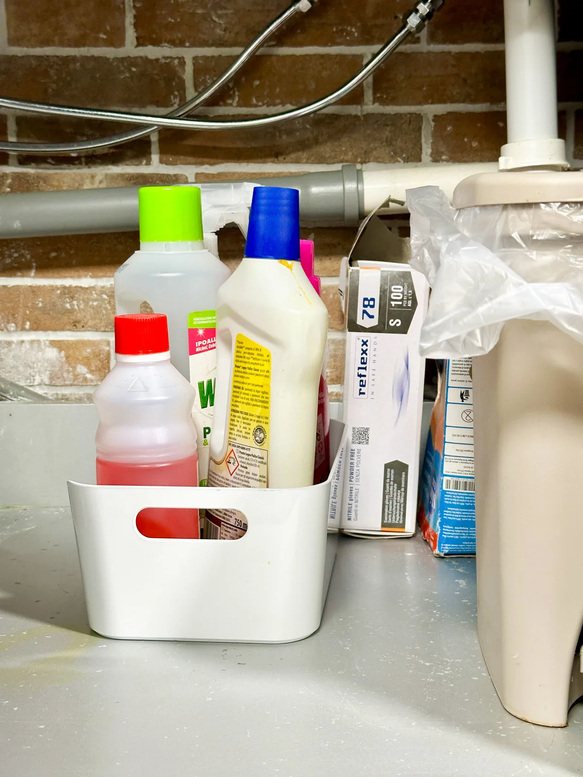 Use Plastic Containers to Arrange Detergent