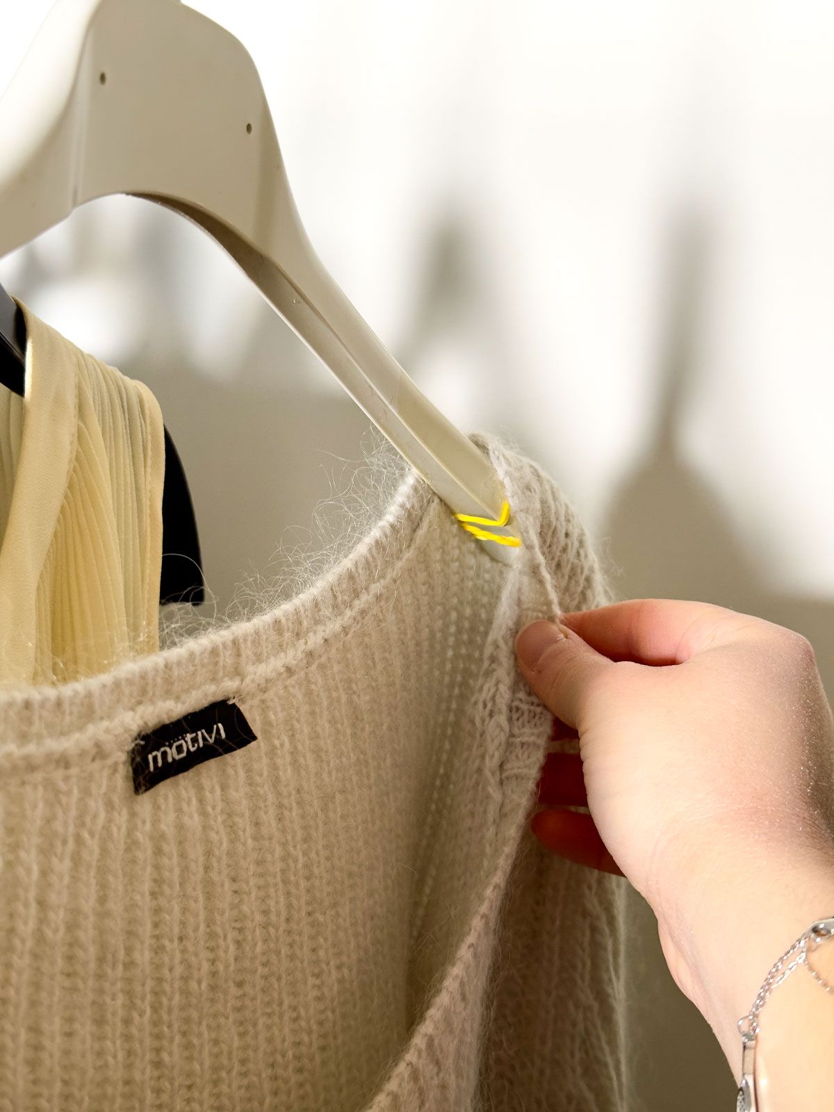 Tie Elastic Bands to Hangers to Prevent Clothes from Falling Off