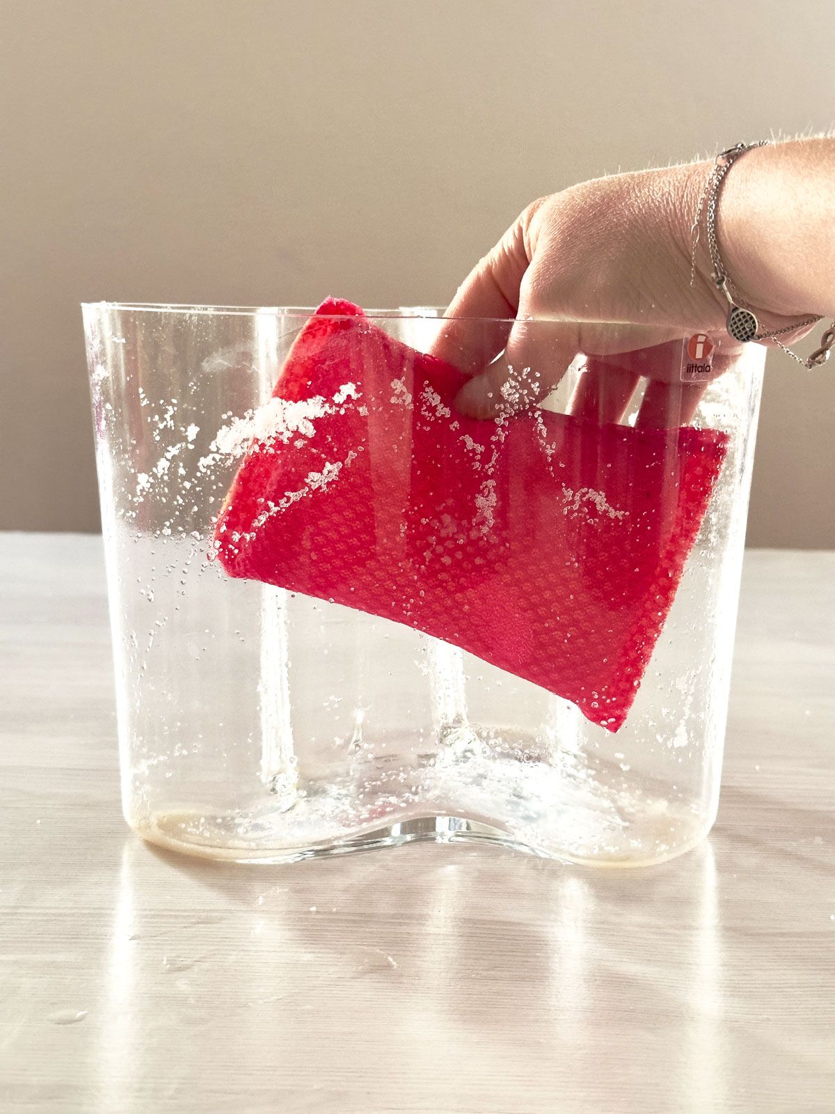  Remove Limescale from Vases with Vinegar and Salt