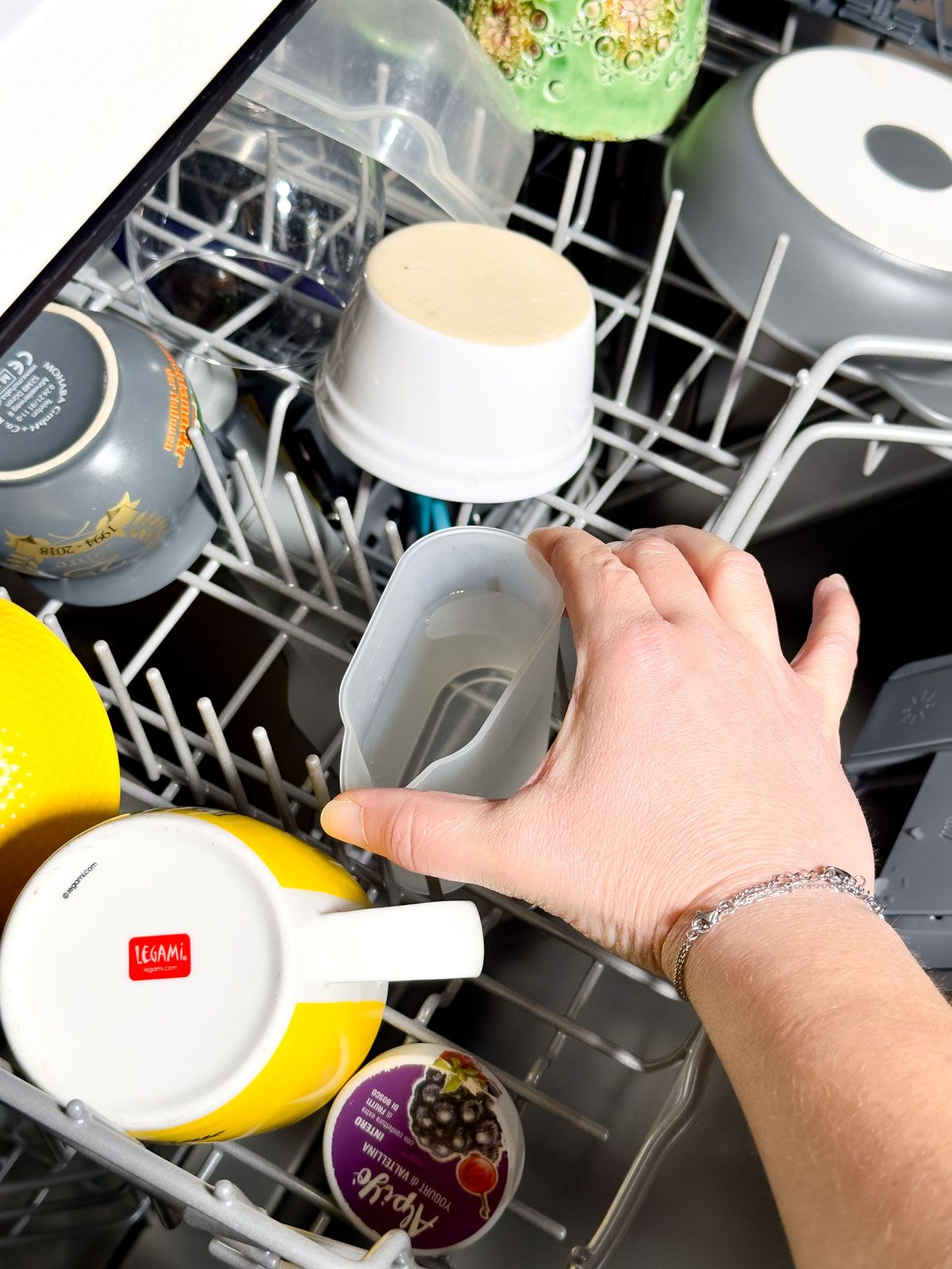 Place Vinegar into the Dishwasher to Remove Water Stains