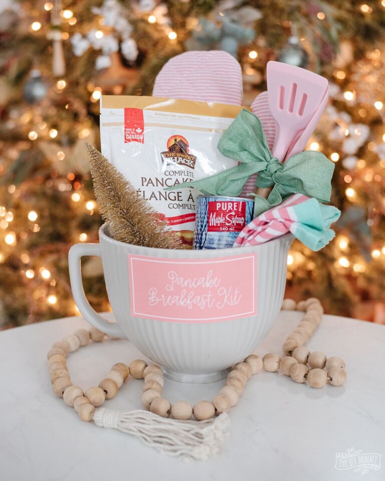 51 Christmas Basket Ideas for Friends and Family - Craftsy Hacks