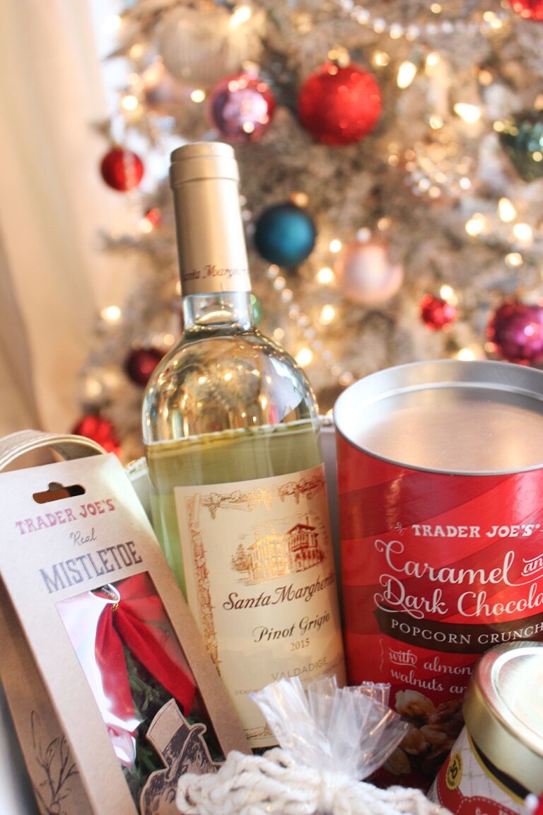 51 Christmas Basket Ideas for Friends and Family - Craftsy Hacks