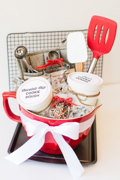51 Christmas Basket Ideas for Friends and Family - Craftsy Hacks