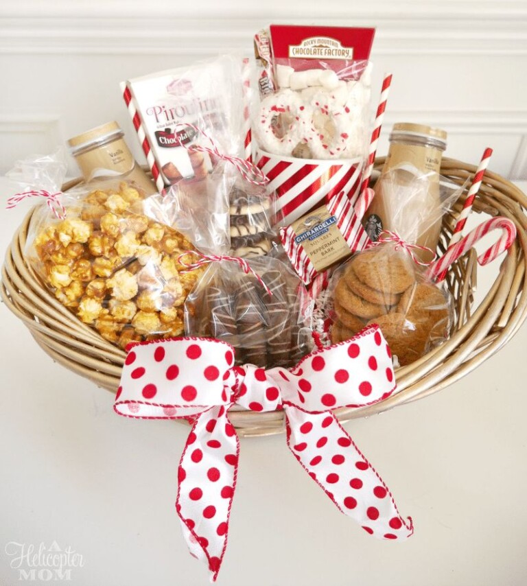 51 Christmas Basket Ideas for Friends and Family - Craftsy Hacks