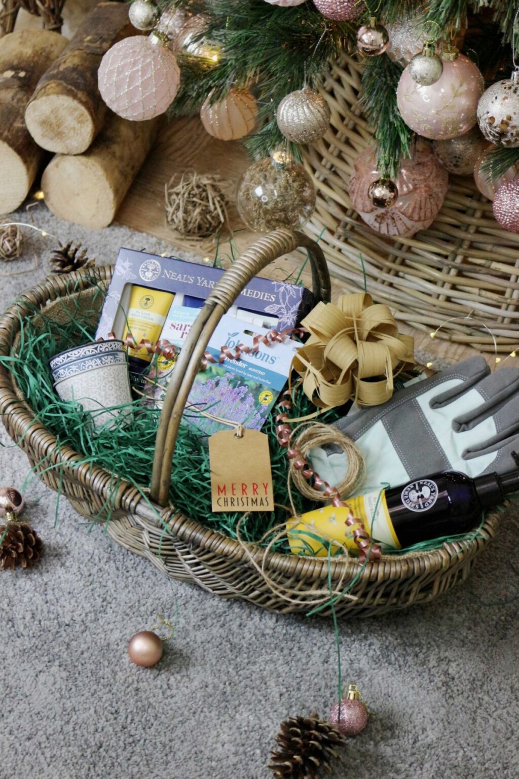 51 Christmas Basket Ideas for Friends and Family - Craftsy Hacks