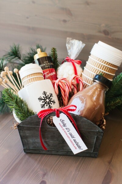 51 Christmas Basket Ideas for Friends and Family - Craftsy Hacks
