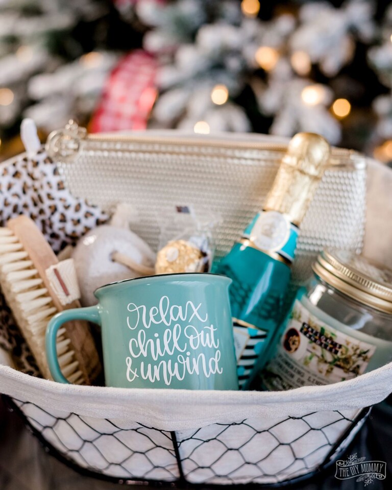 51 Christmas Basket Ideas for Friends and Family - Craftsy Hacks