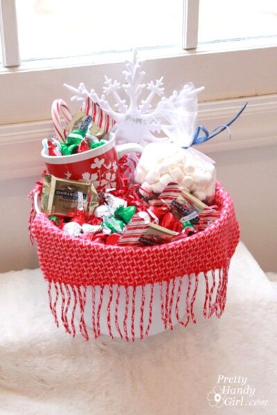 51 Christmas Basket Ideas for Friends and Family - Craftsy Hacks